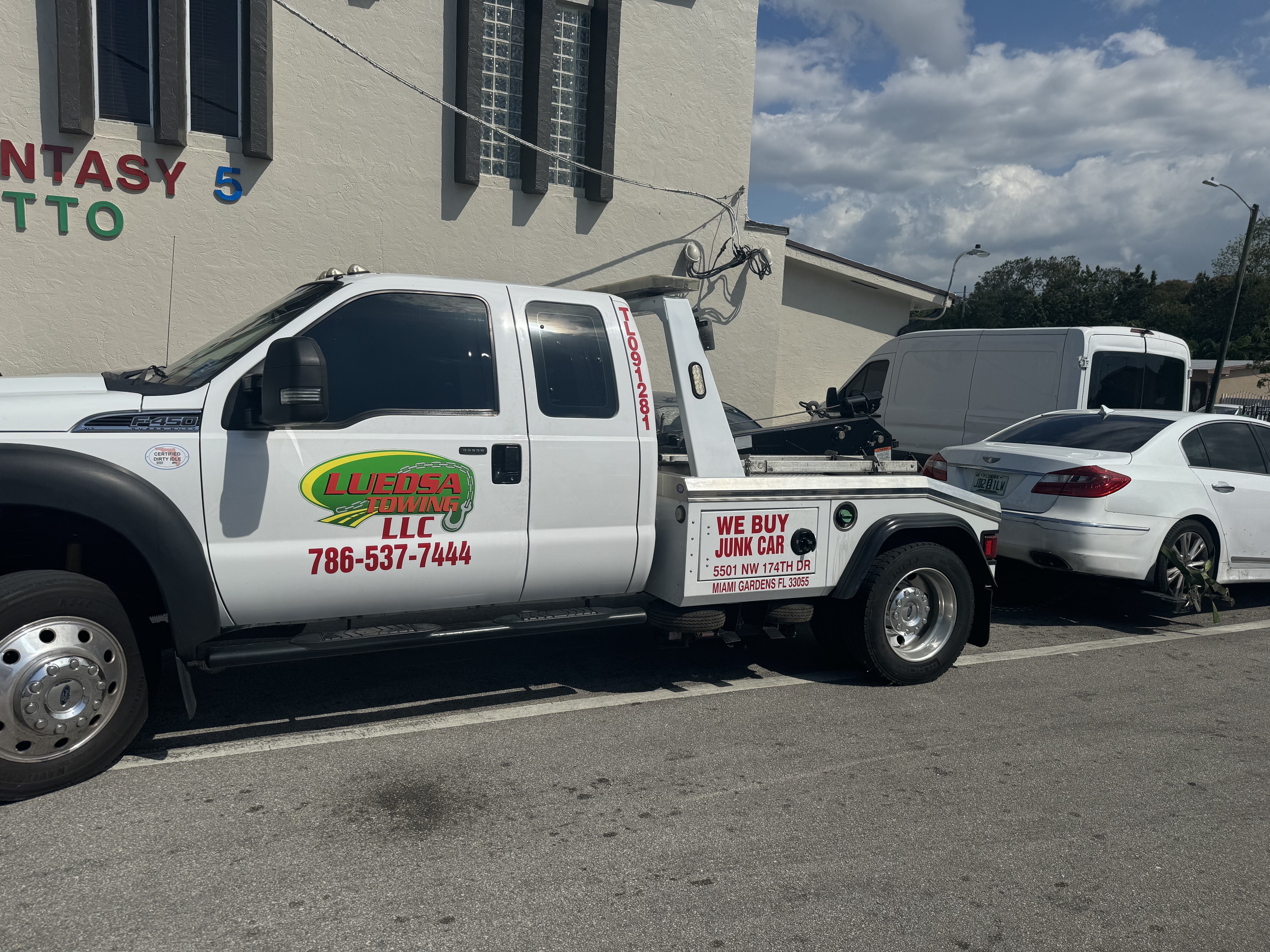 Luedsa towing in Miami 