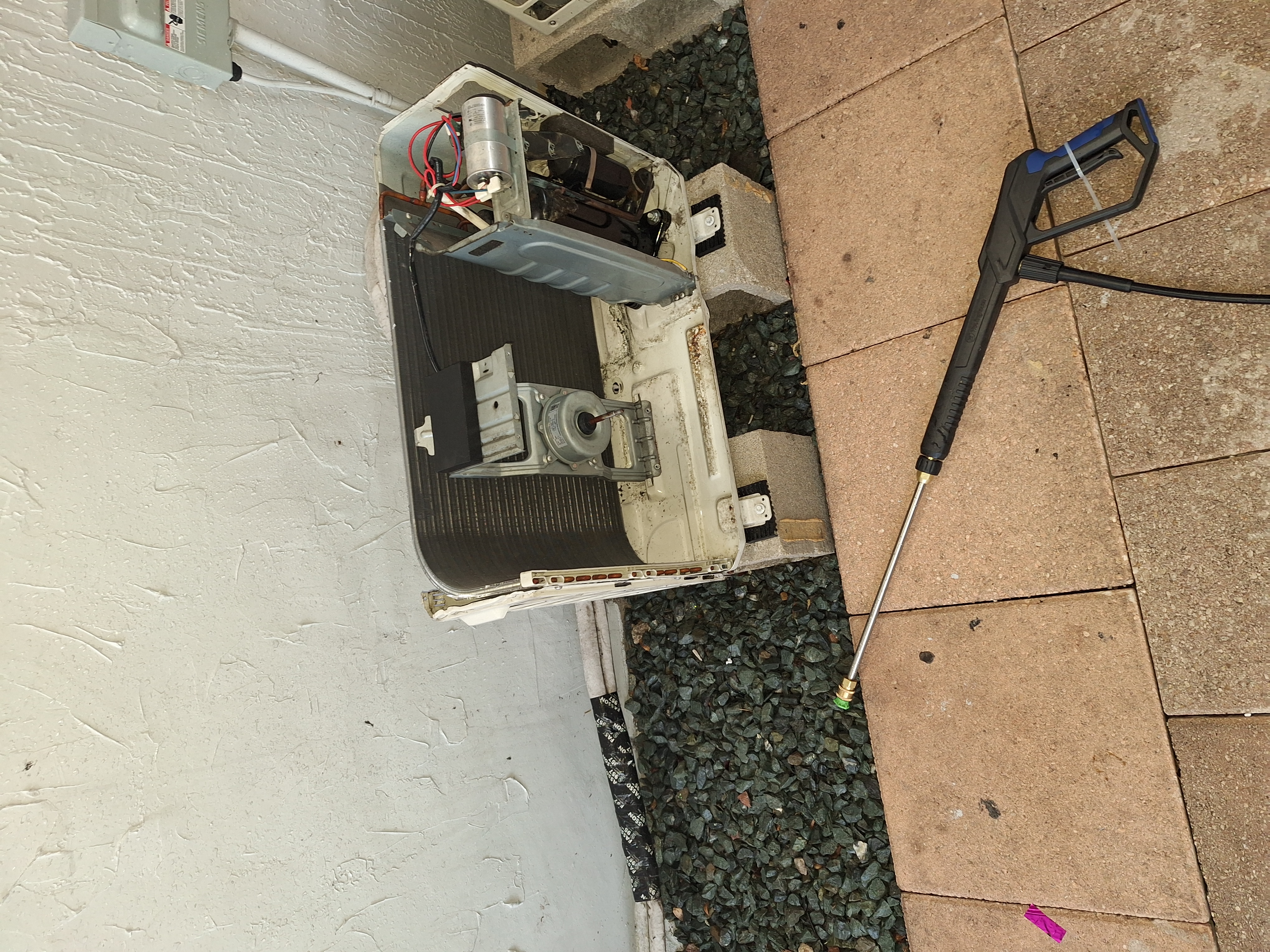 Image of instalacion , reparacion y mantenimiento a mini split y aires centrales in hialeah