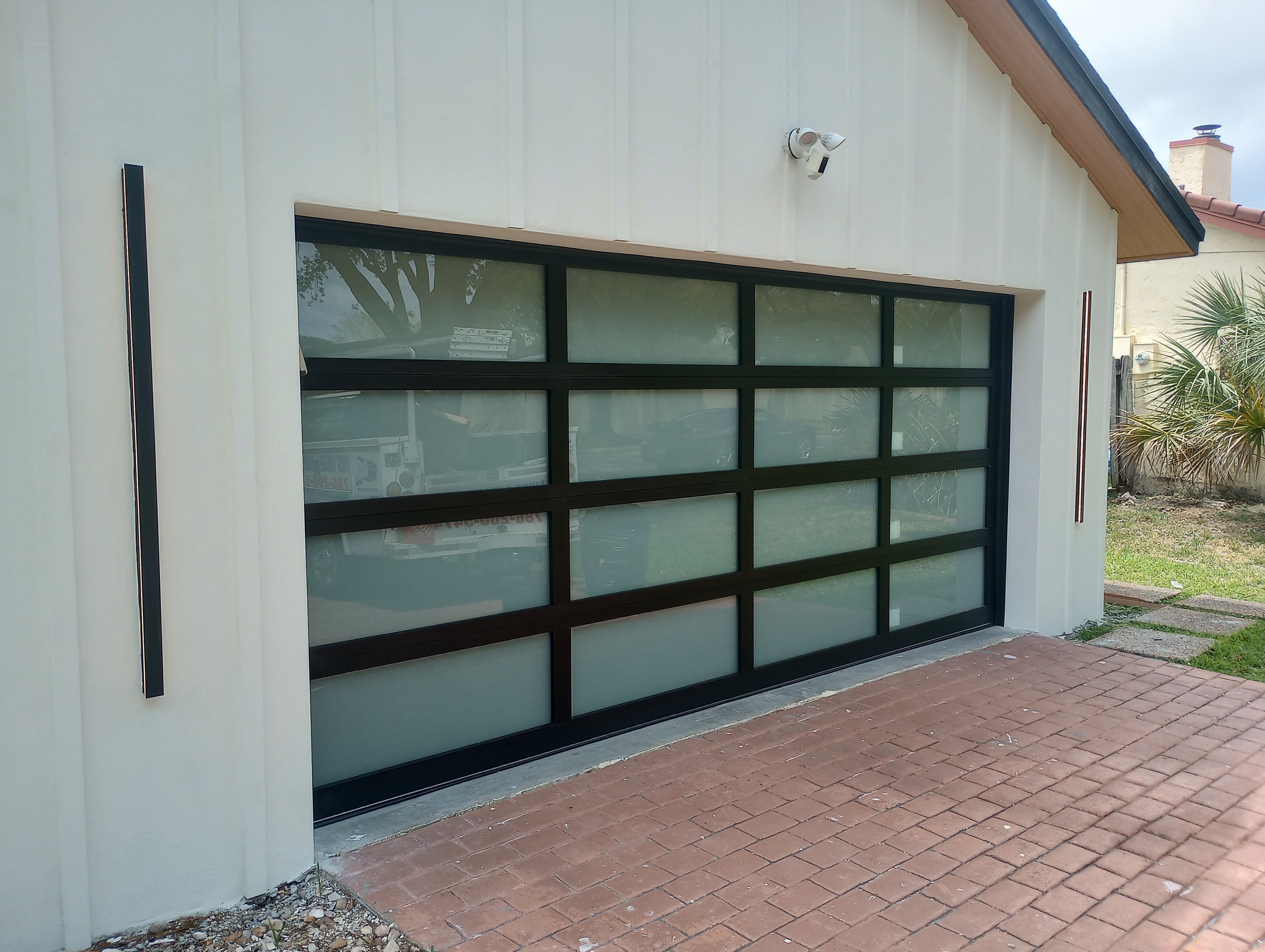 Image of Puertas de garage Residencial y Comercial ,Residential and Commercial Garage Doors in Miami-Dade, Broward-caunty, Wes palm