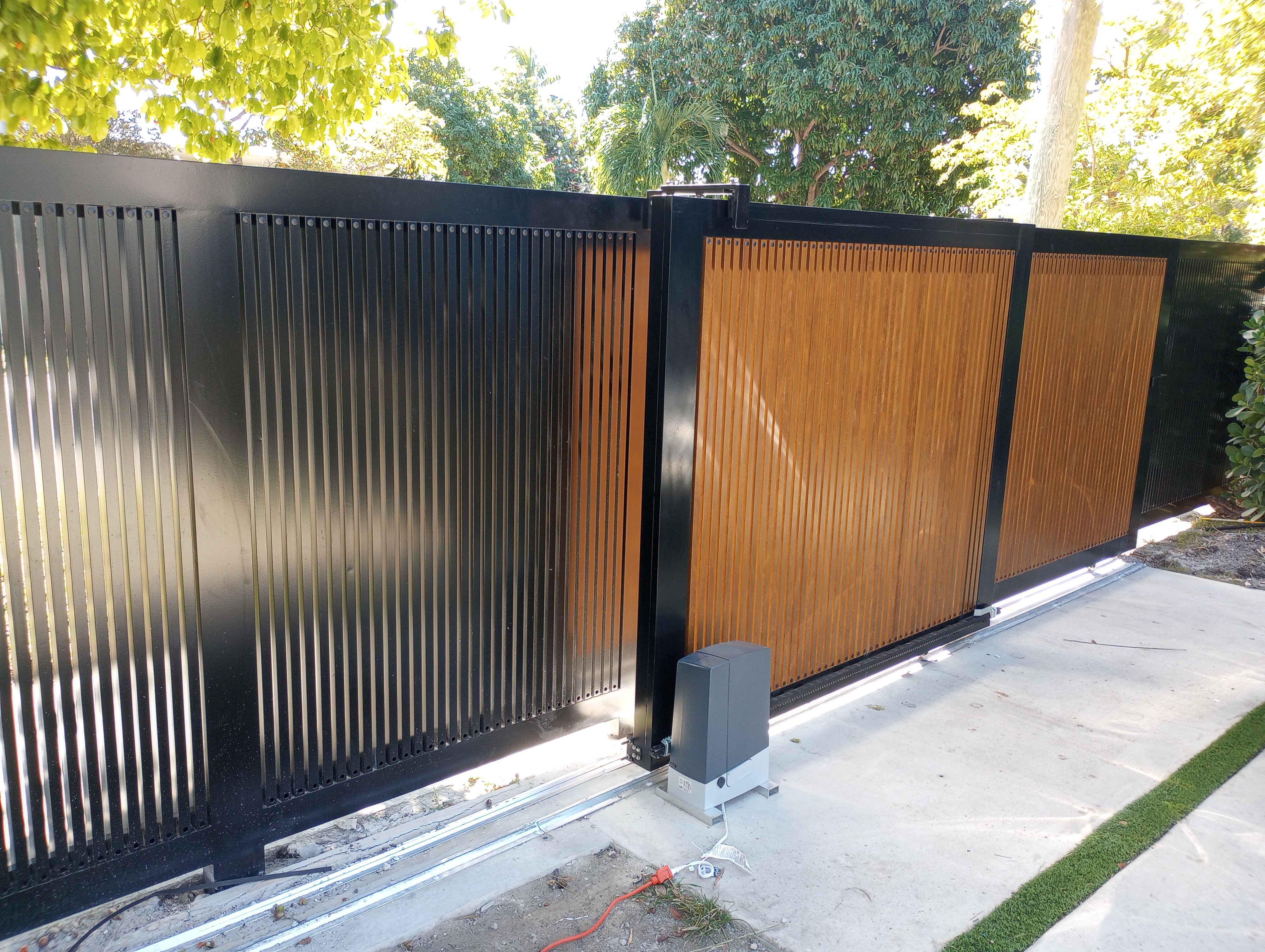 Image of Puertas de garage Residencial y Comercial ,Residential and Commercial Garage Doors in Miami-Dade, Broward-caunty, Wes palm