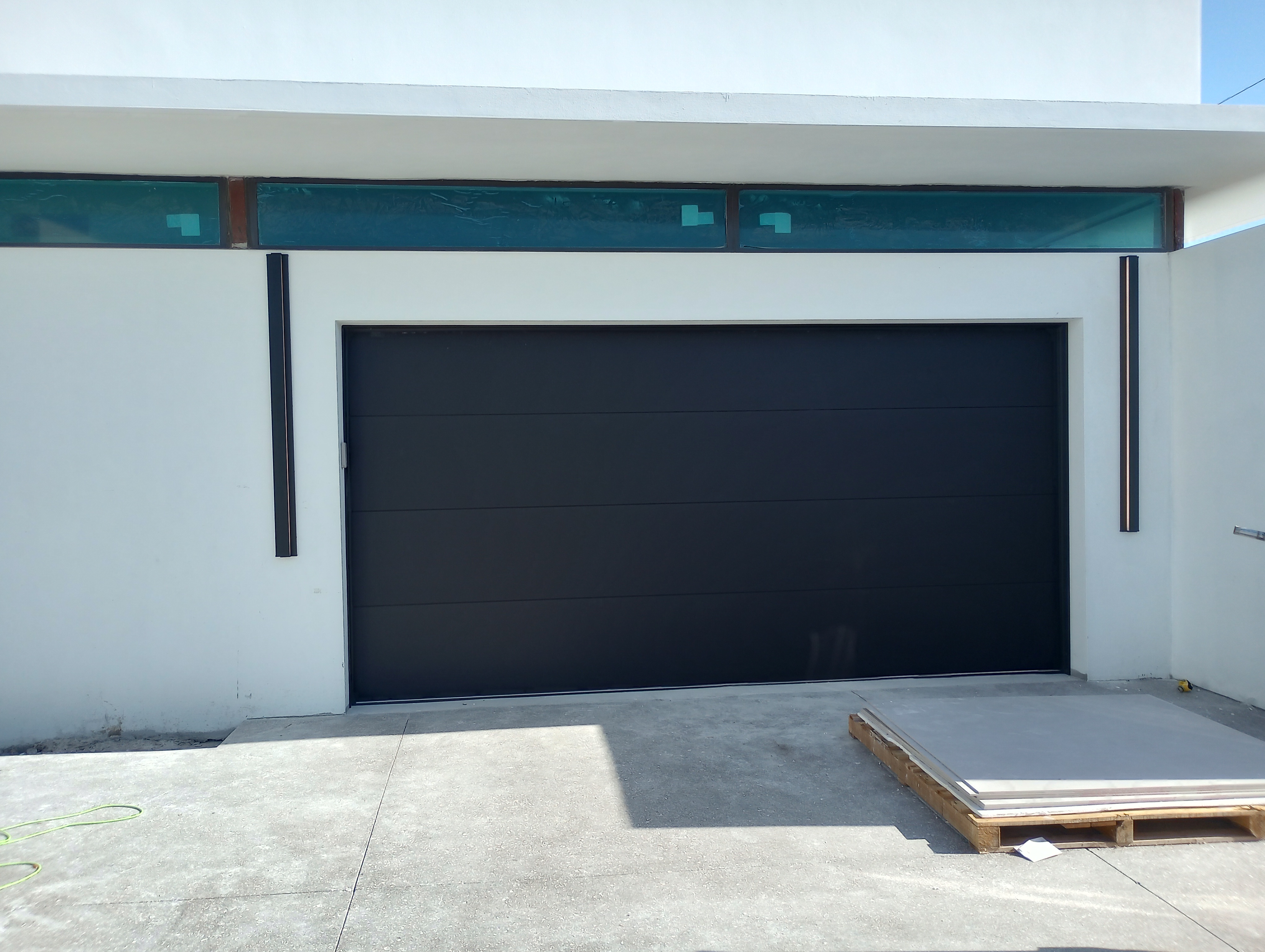 Image of Puertas de garage Residencial y Comercial ,Residential and Commercial Garage Doors in Miami-Dade, Broward-caunty, Wes palm