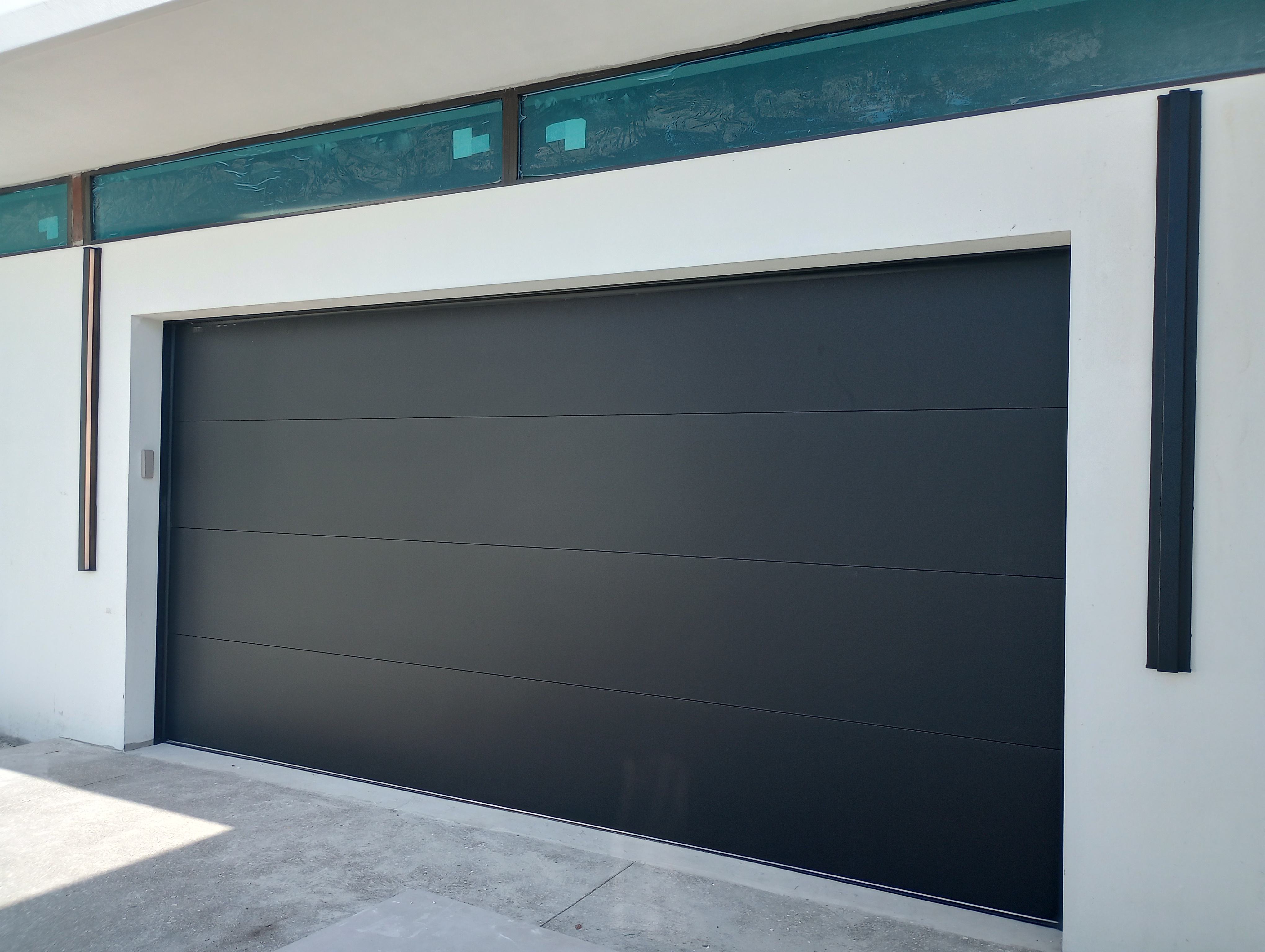 Image of Puertas de garage Residencial y Comercial ,Residential and Commercial Garage Doors in Miami-Dade, Broward-caunty, Wes palm