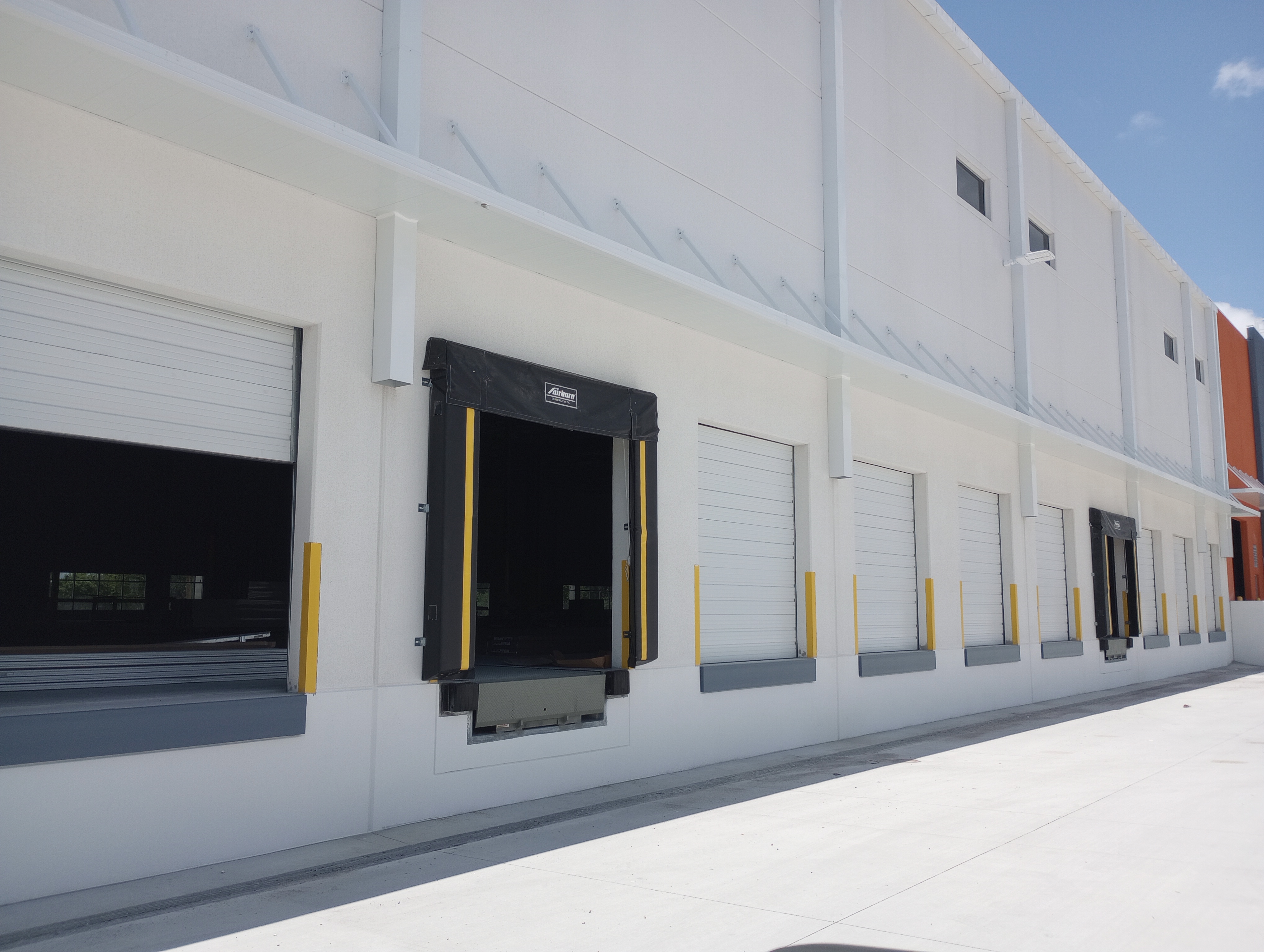 Image of Puertas de garage Residencial y Comercial ,Residential and Commercial Garage Doors in Miami-Dade, Broward-caunty, Wes palm