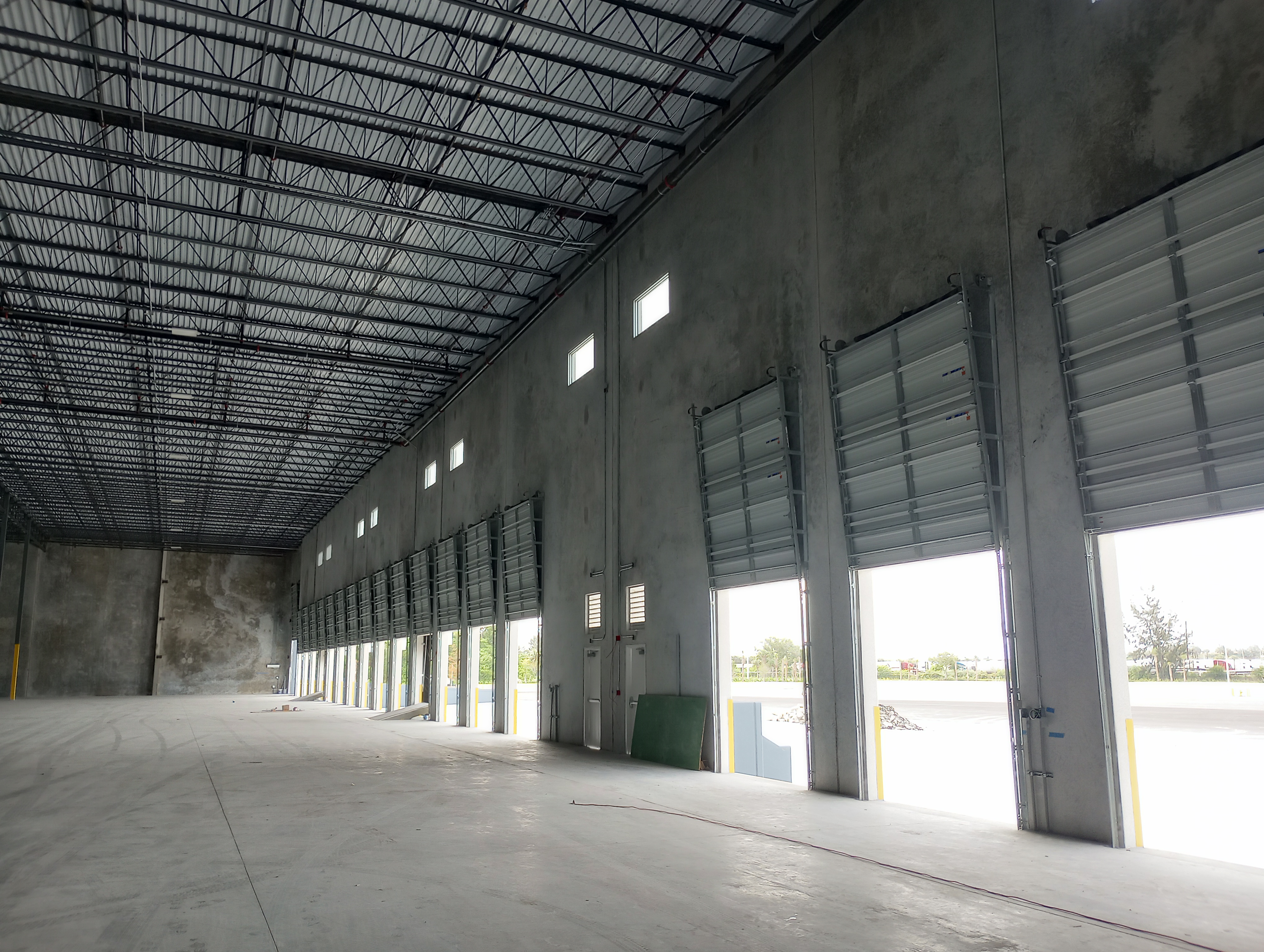 Image of Puertas de garage Residencial y Comercial ,Residential and Commercial Garage Doors in Miami-Dade, Broward-caunty, Wes palm