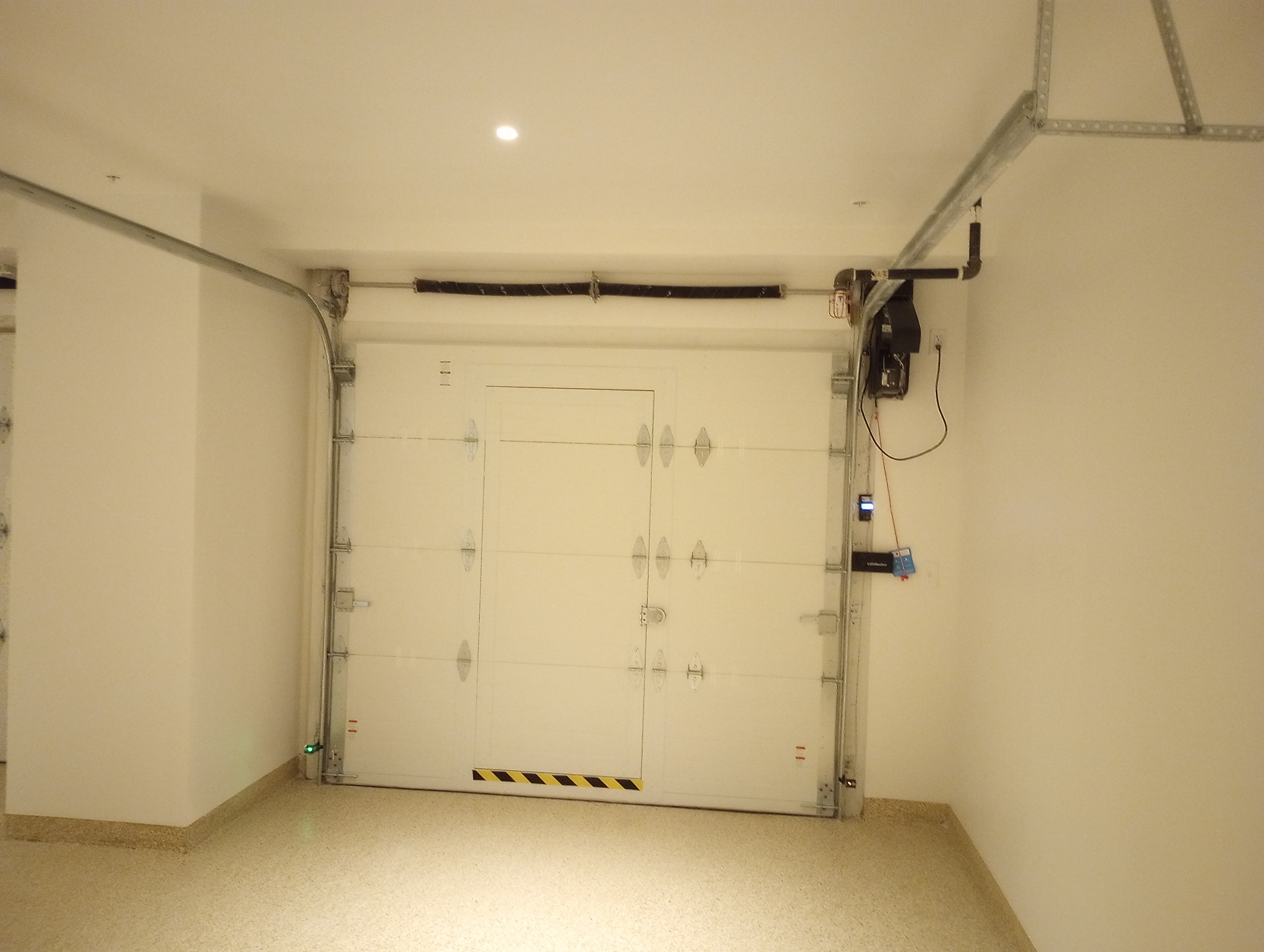 Image of Puertas de garage Residencial y Comercial ,Residential and Commercial Garage Doors in Miami-Dade, Broward-caunty, Wes palm