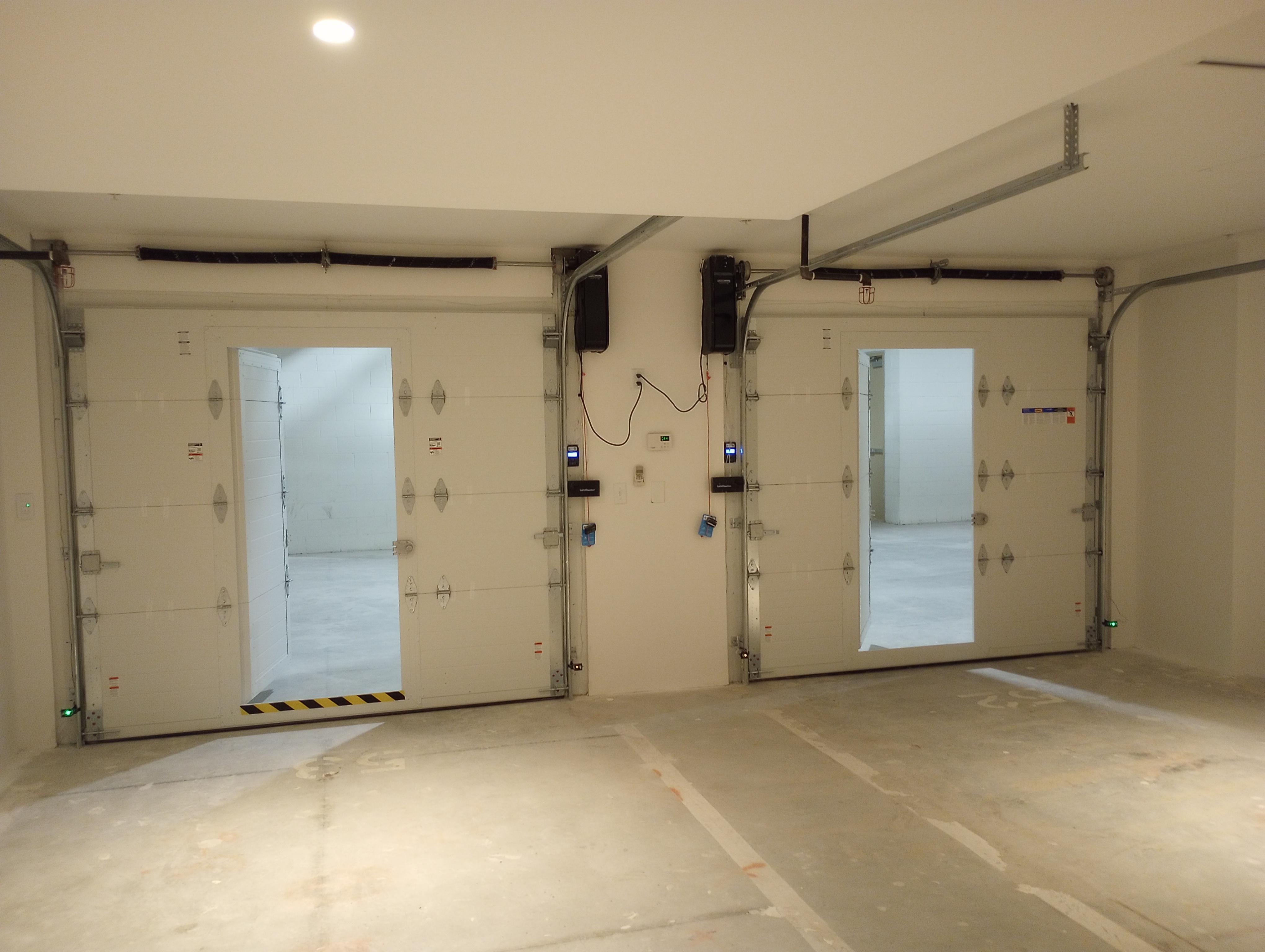 Image of Puertas de garage Residencial y Comercial ,Residential and Commercial Garage Doors in Miami-Dade, Broward-caunty, Wes palm