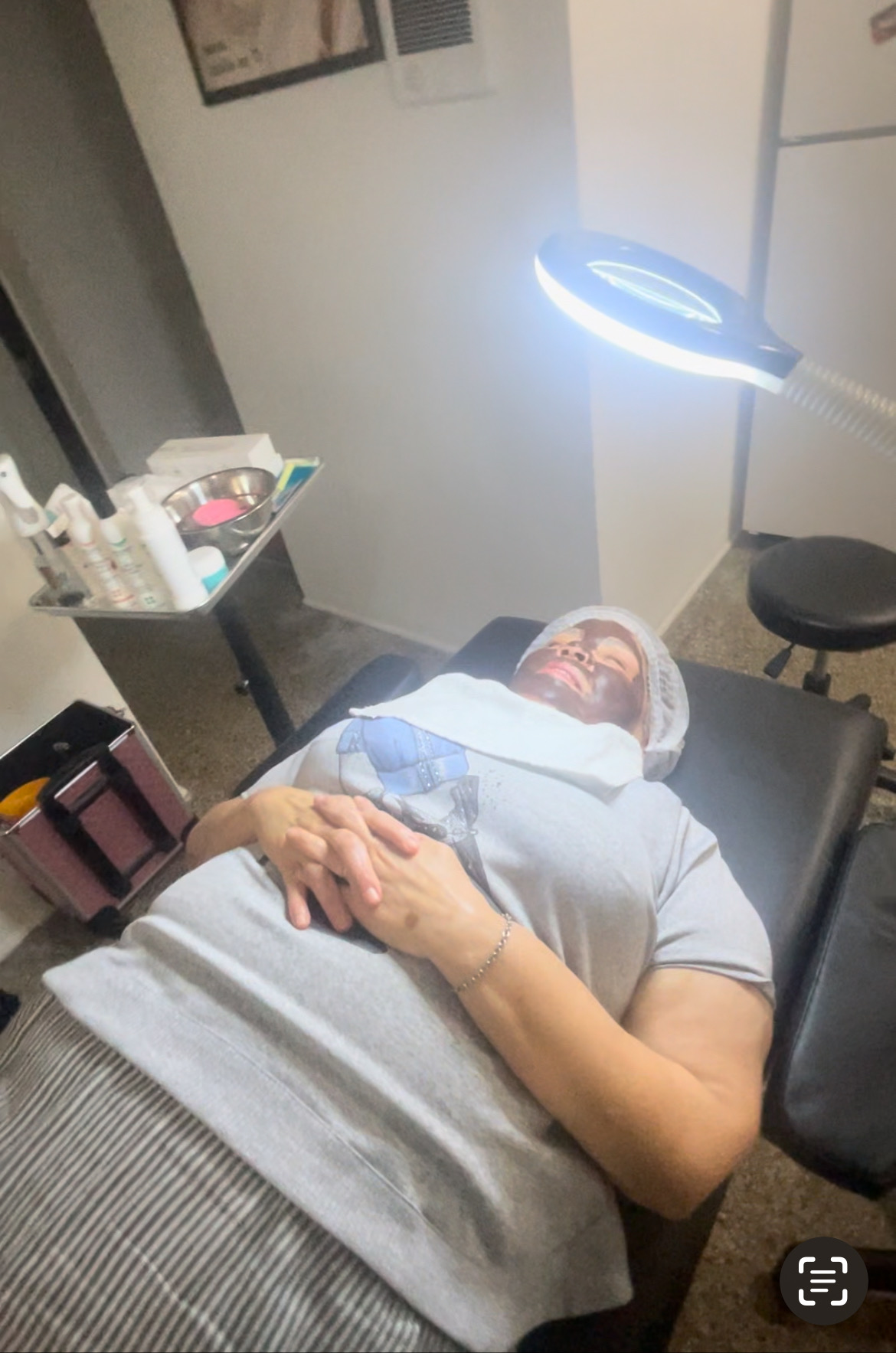 Image of Cuida tu piel con un limpieza facial y luce unas hermosas uñas in Miami