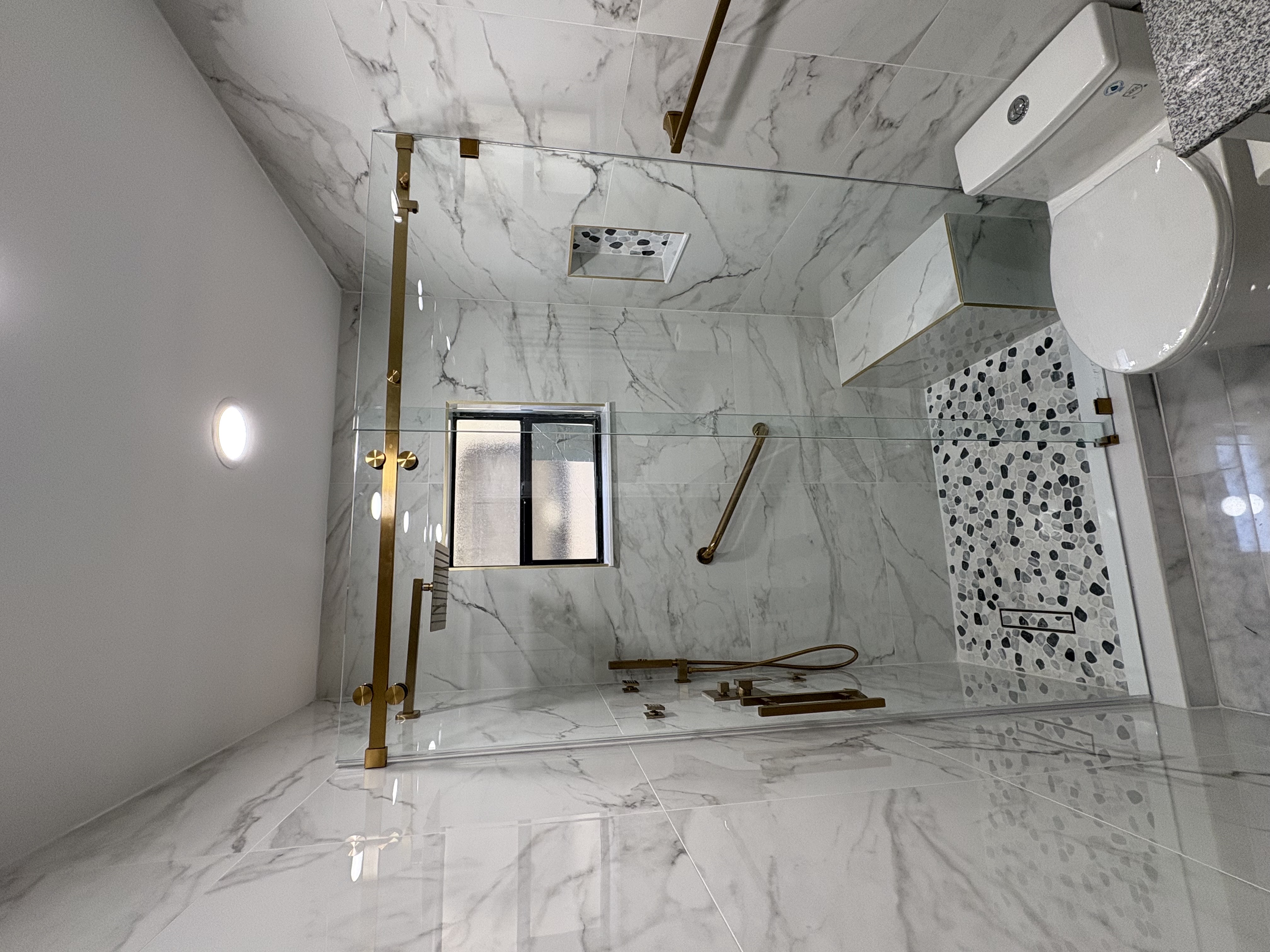 Image of PUERTAS DE CRISTAL PARA TU BAÑO/ SHOWER DOOR in Miami