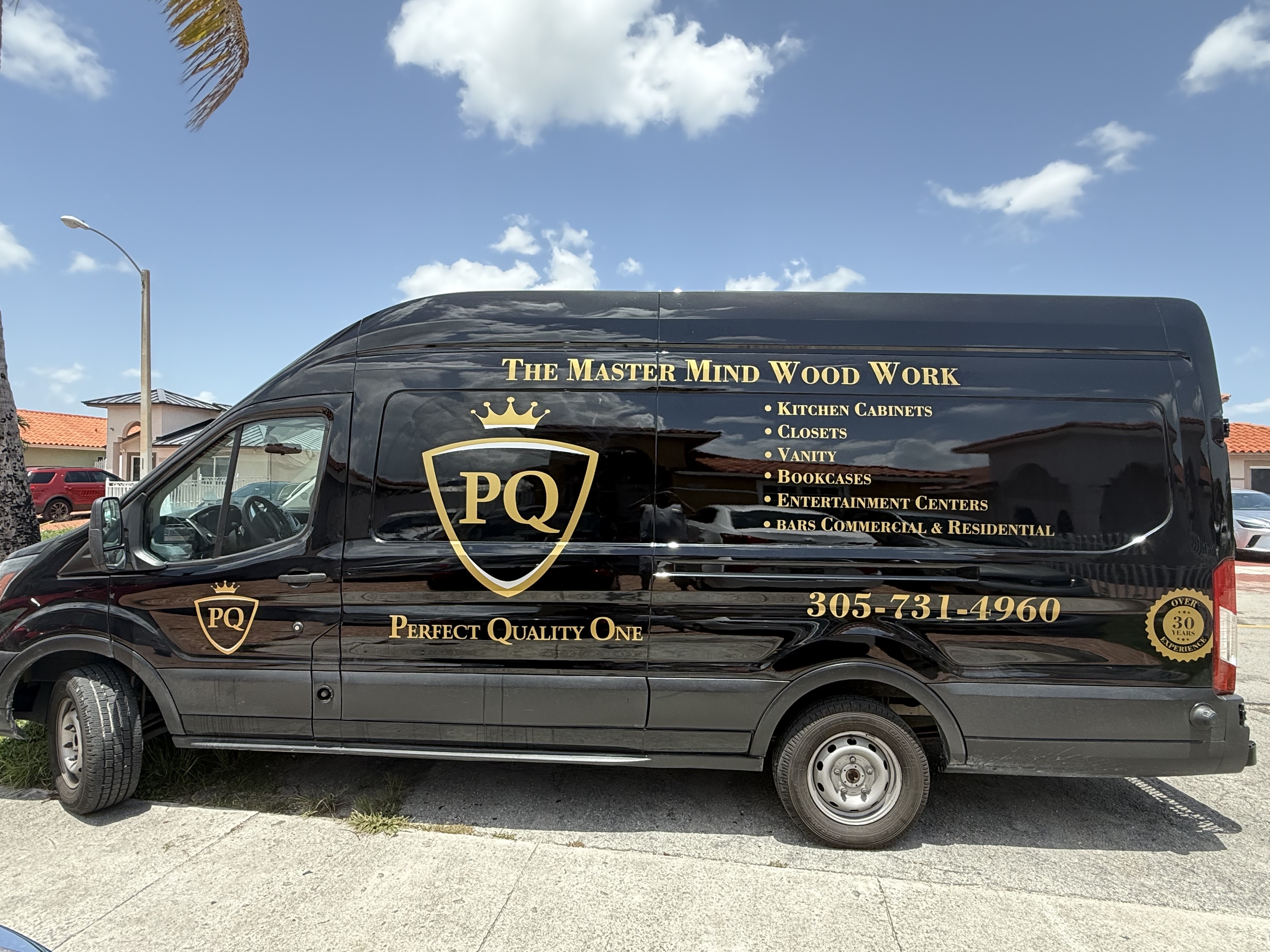 Image of Transformamos tu marca con wraps en vehículos, carteles, tarjetas y pullovers personalizados. in Hialeah