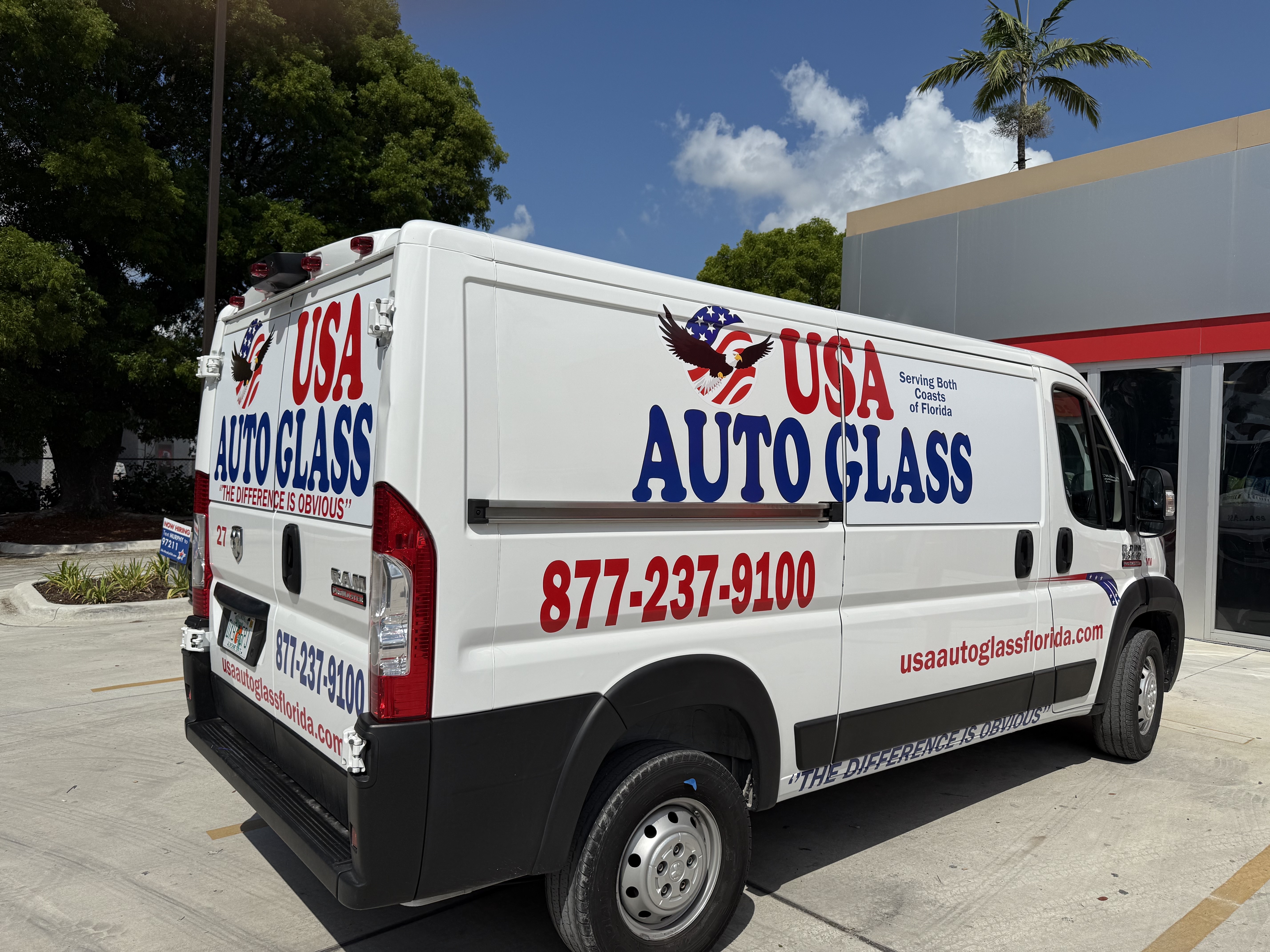 Image of Transformamos tu marca con wraps en vehículos, carteles, tarjetas y pullovers personalizados. in Hialeah