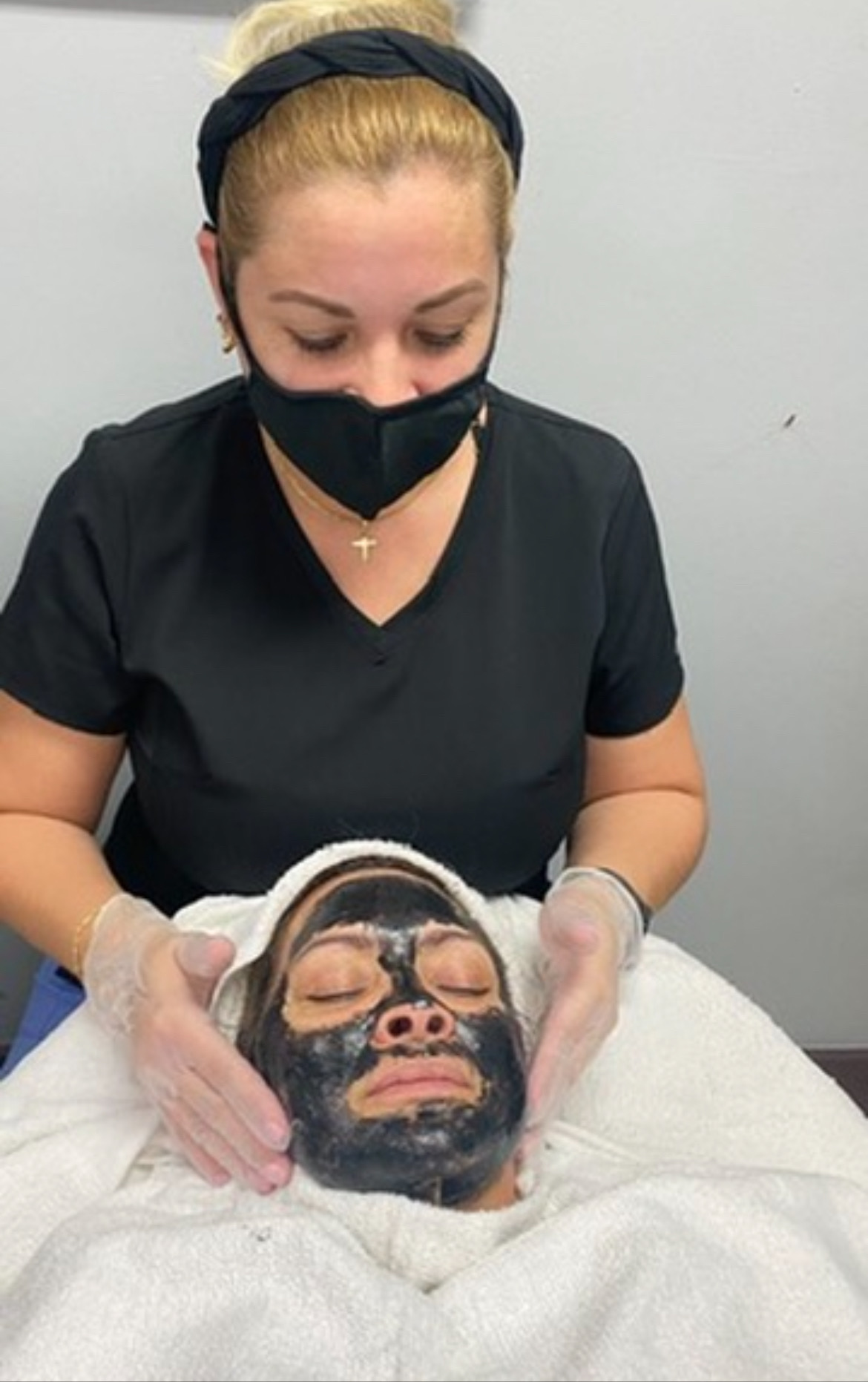 Image of Cuida tu piel con un limpieza facial y luce unas hermosas uñas in Miami
