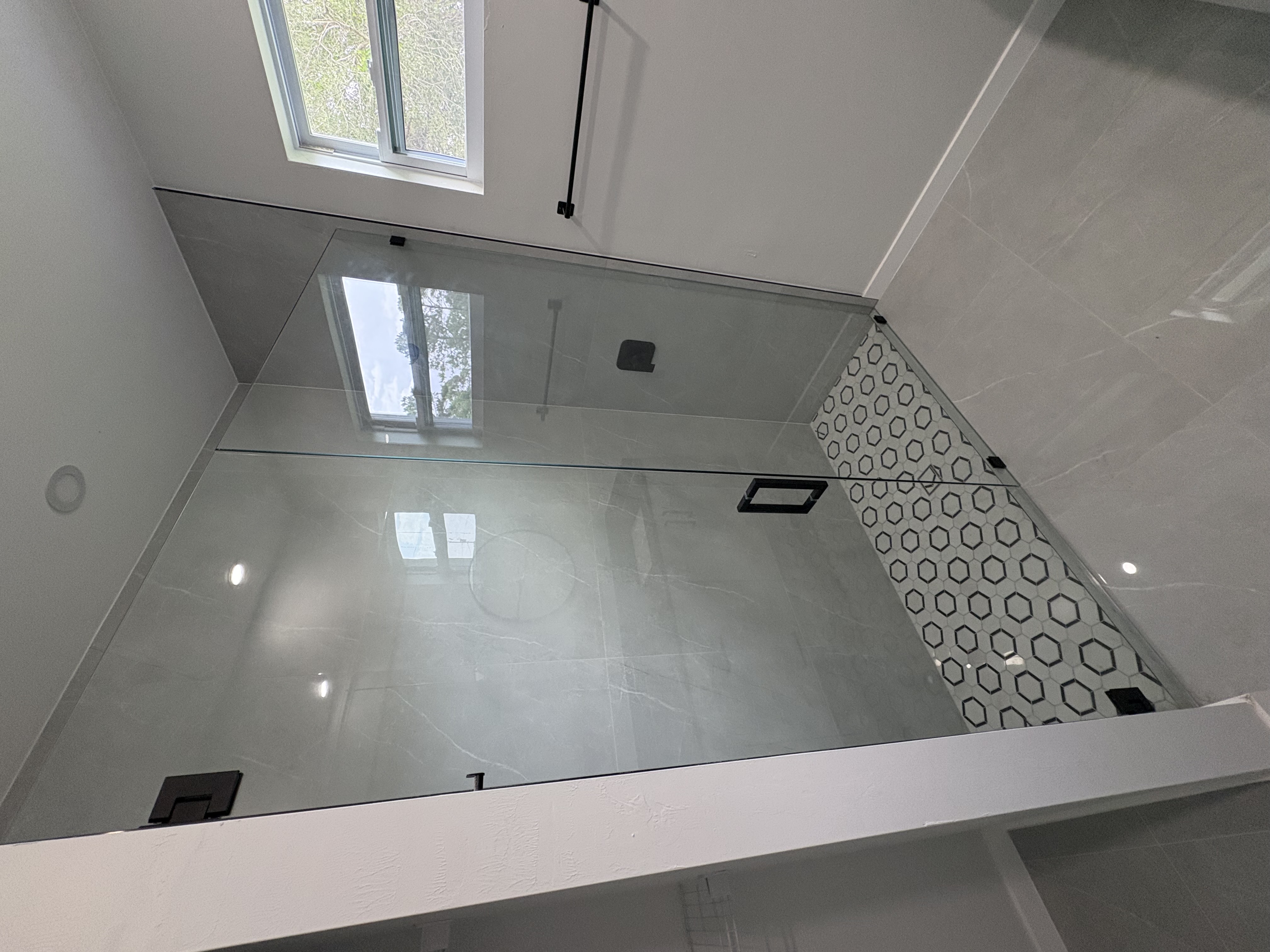 Image of PUERTAS DE CRISTAL PARA TU BAÑO/ SHOWER DOOR in Miami