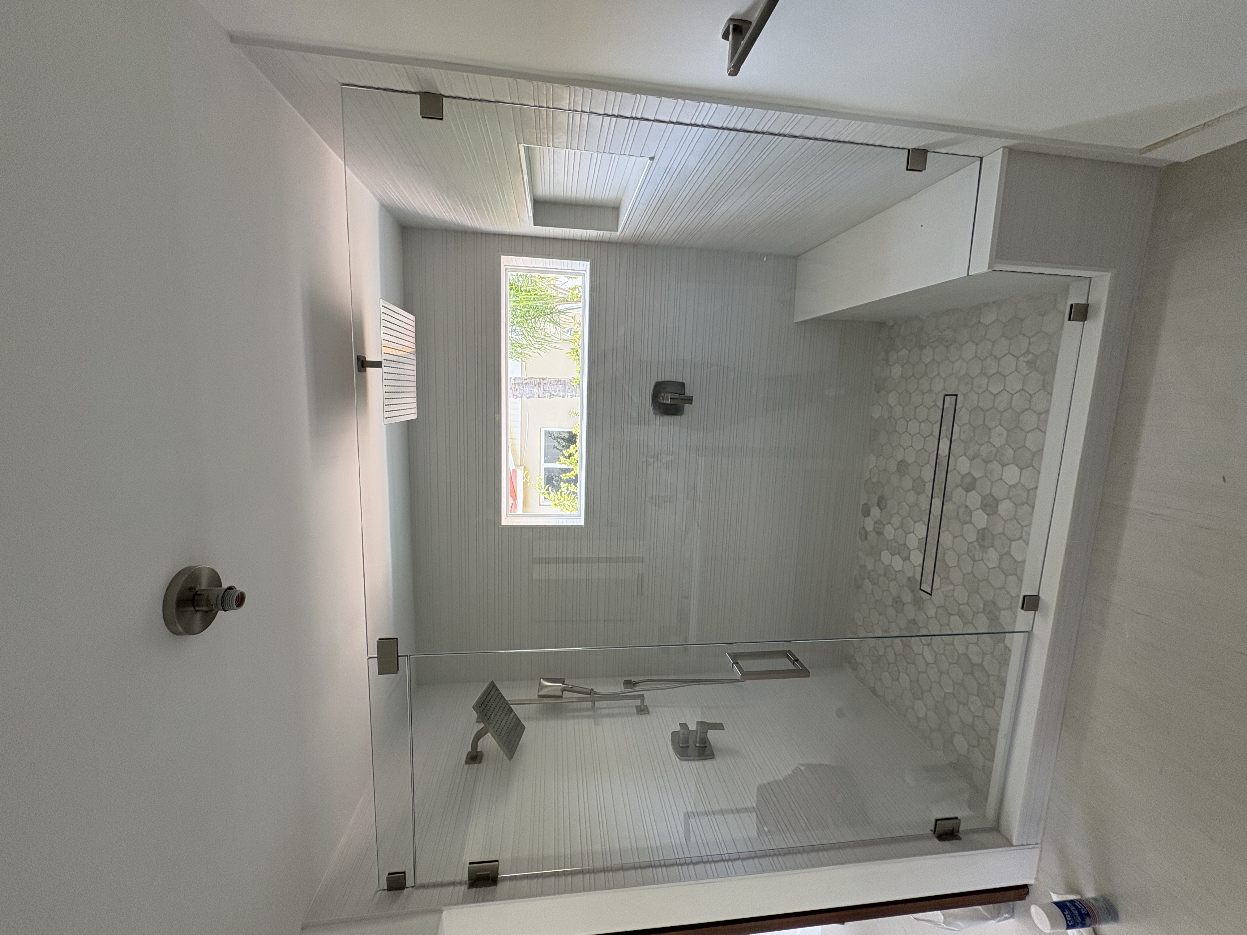 Image of PUERTAS DE CRISTAL PARA TU BAÑO/ SHOWER DOOR in Miami