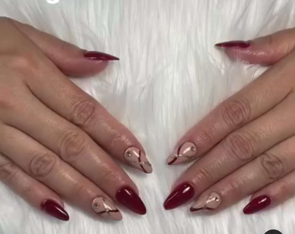 Image of Cuida tu piel con un limpieza facial y luce unas hermosas uñas in Miami