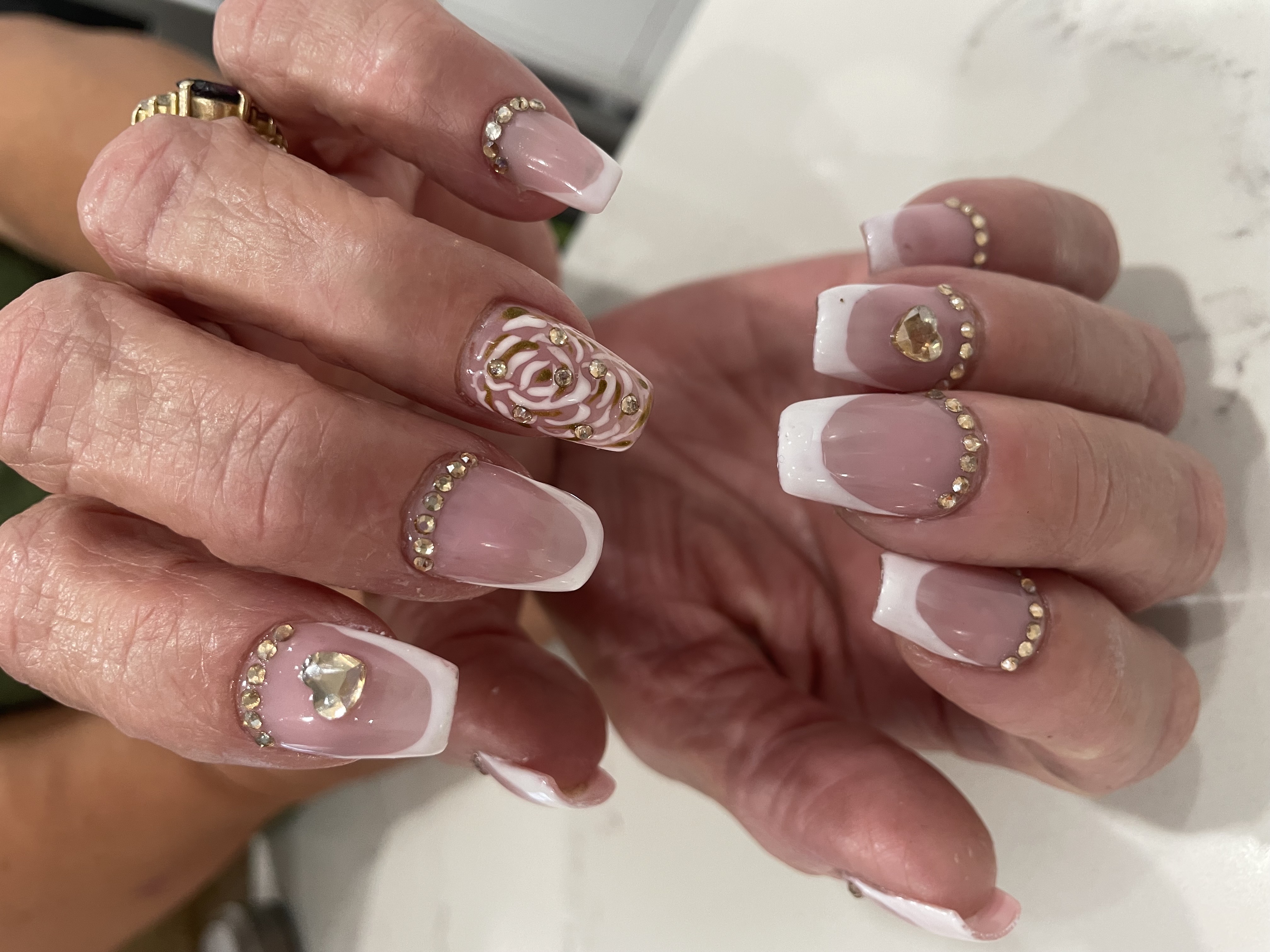 Image of Cuida tu piel con un limpieza facial y luce unas hermosas uñas in Miami