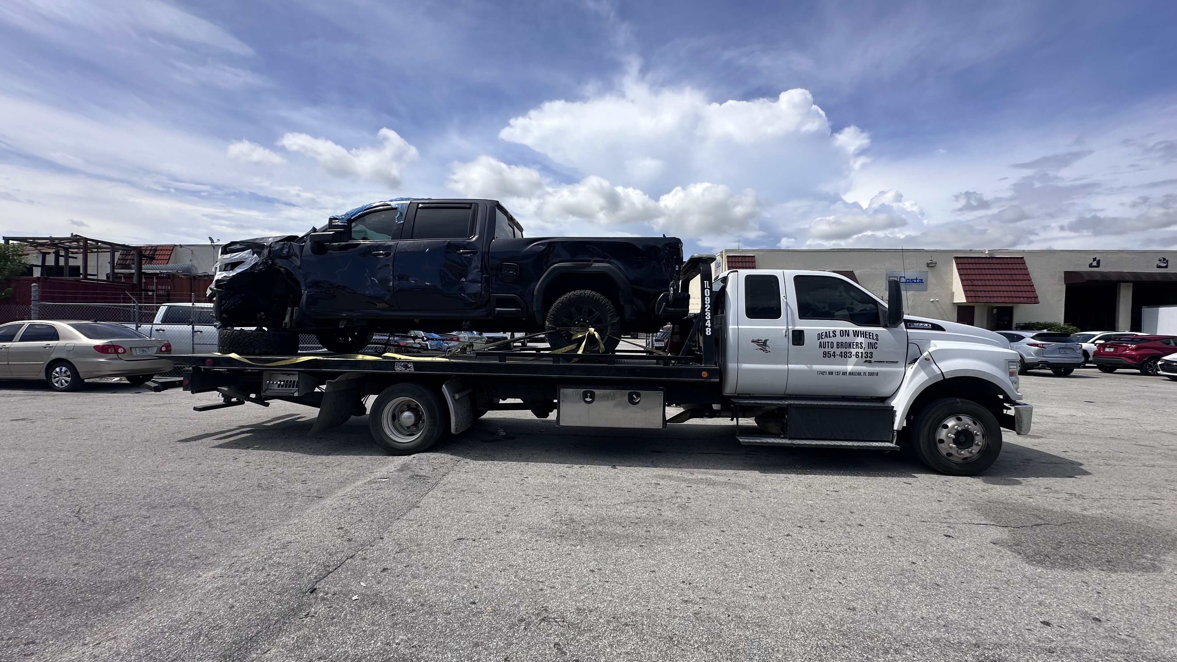 Image of towing/Grua. service in the Hialeah Gardens area. in Hialeah gardens