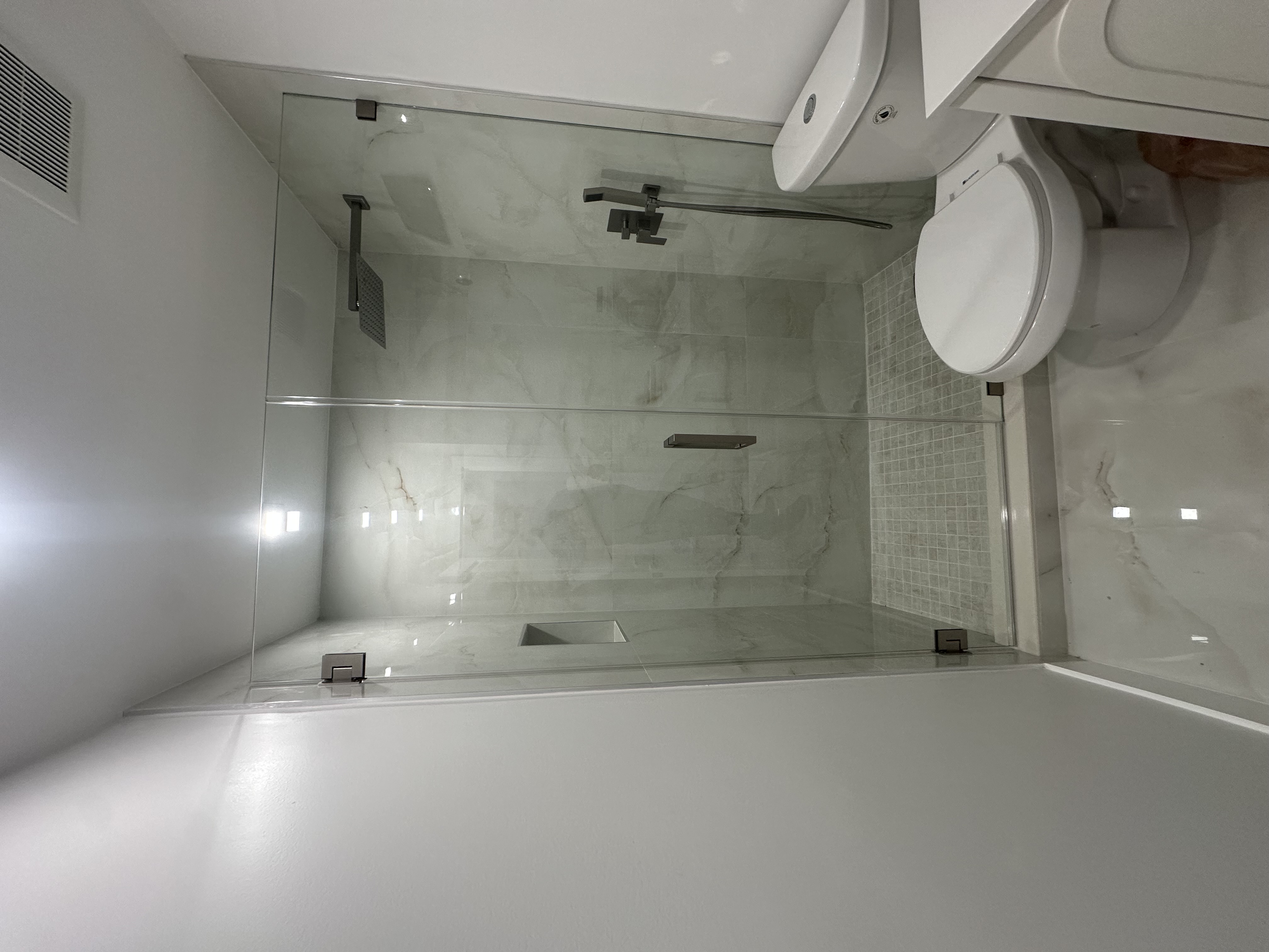Image of glass shower door in Miami