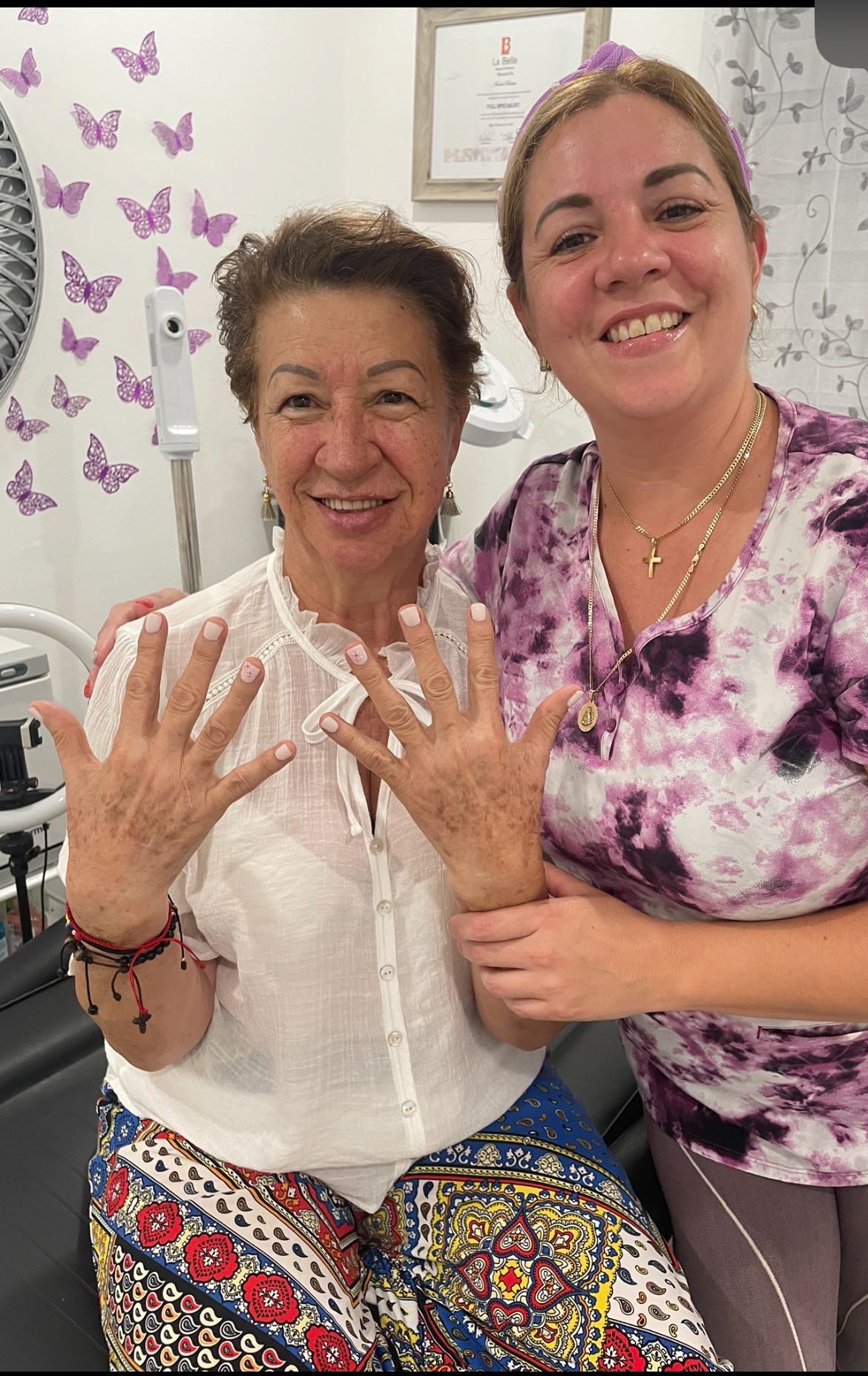Image of Cuida tu piel con un limpieza facial y luce unas hermosas uñas in Miami