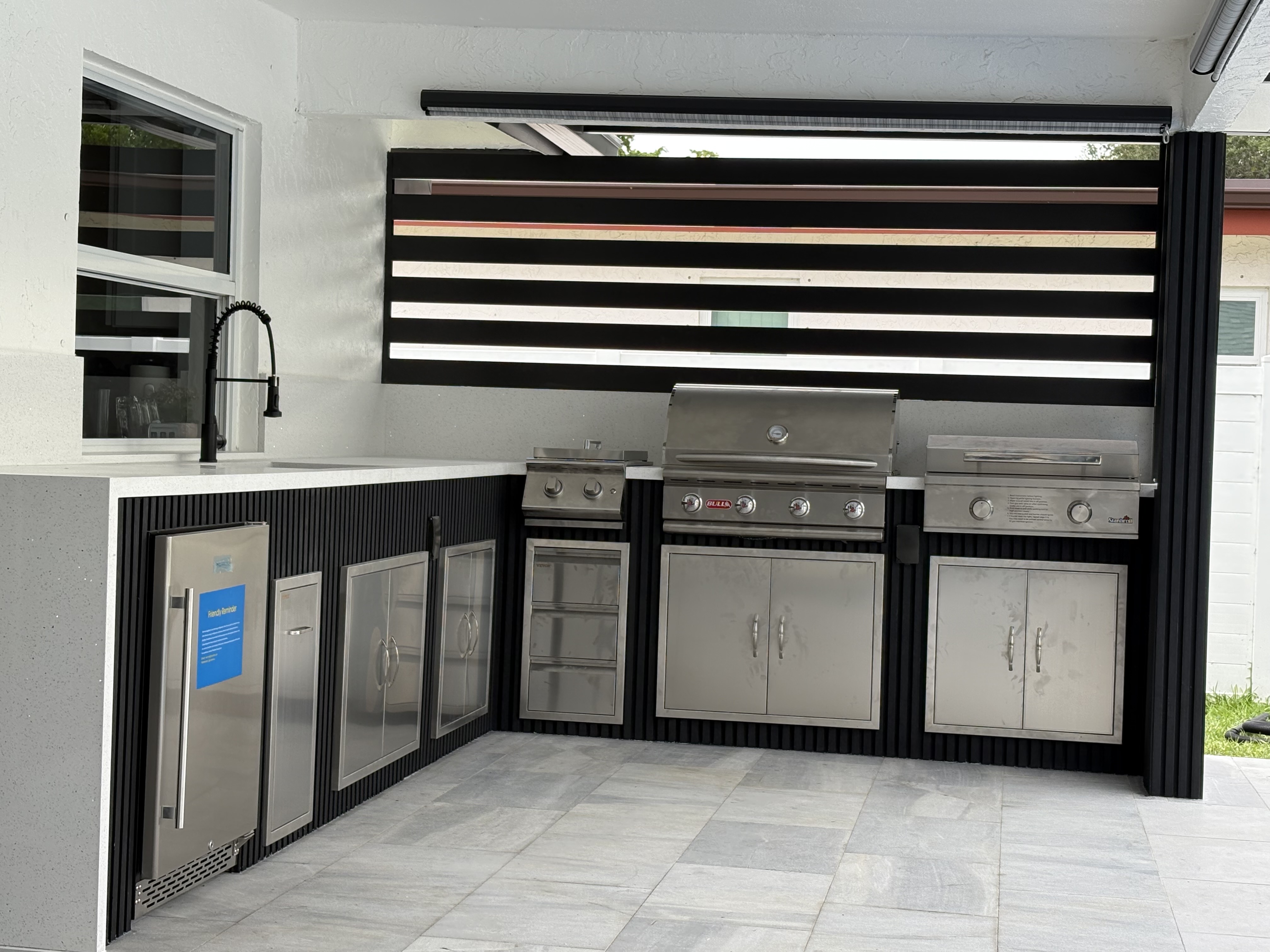 Imagen de exterior outdoor kitchen and pergolas  en Davie 