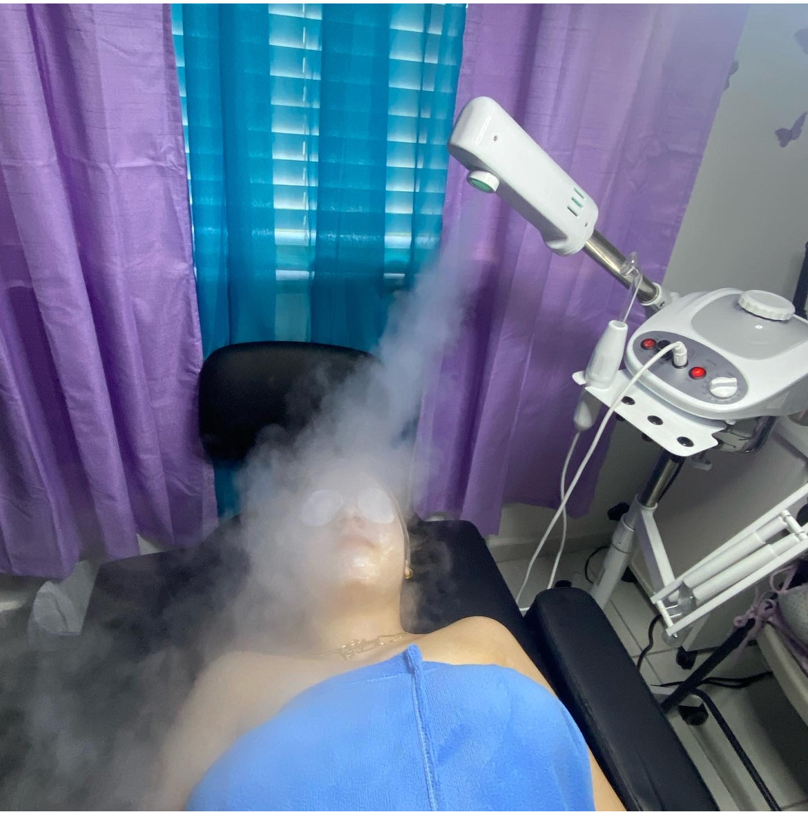 Image of Cuida tu piel con un limpieza facial y luce unas hermosas uñas in Miami