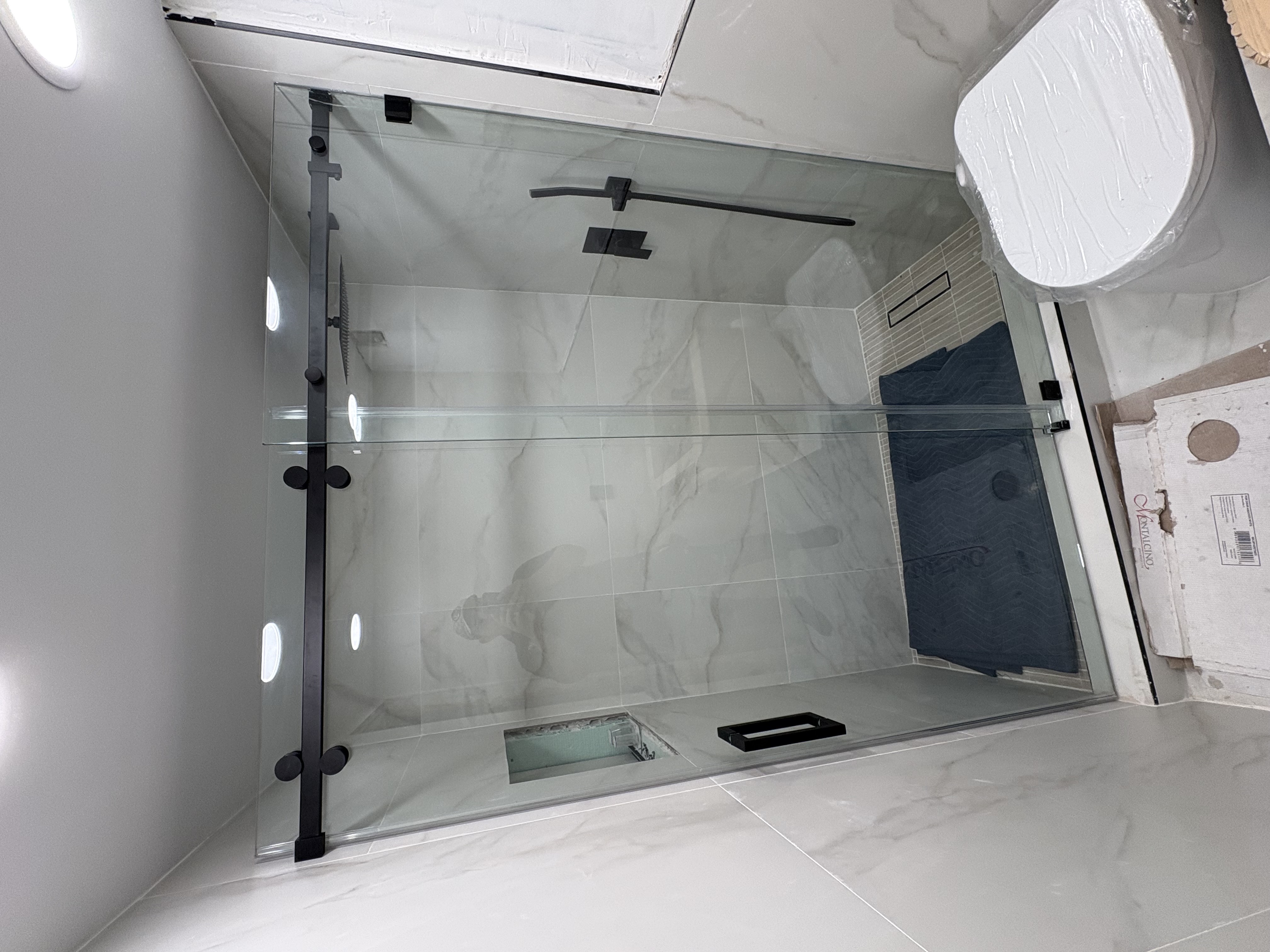 Image of PUERTAS DE CRISTAL PARA TU BAÑO/ SHOWER DOOR in Miami