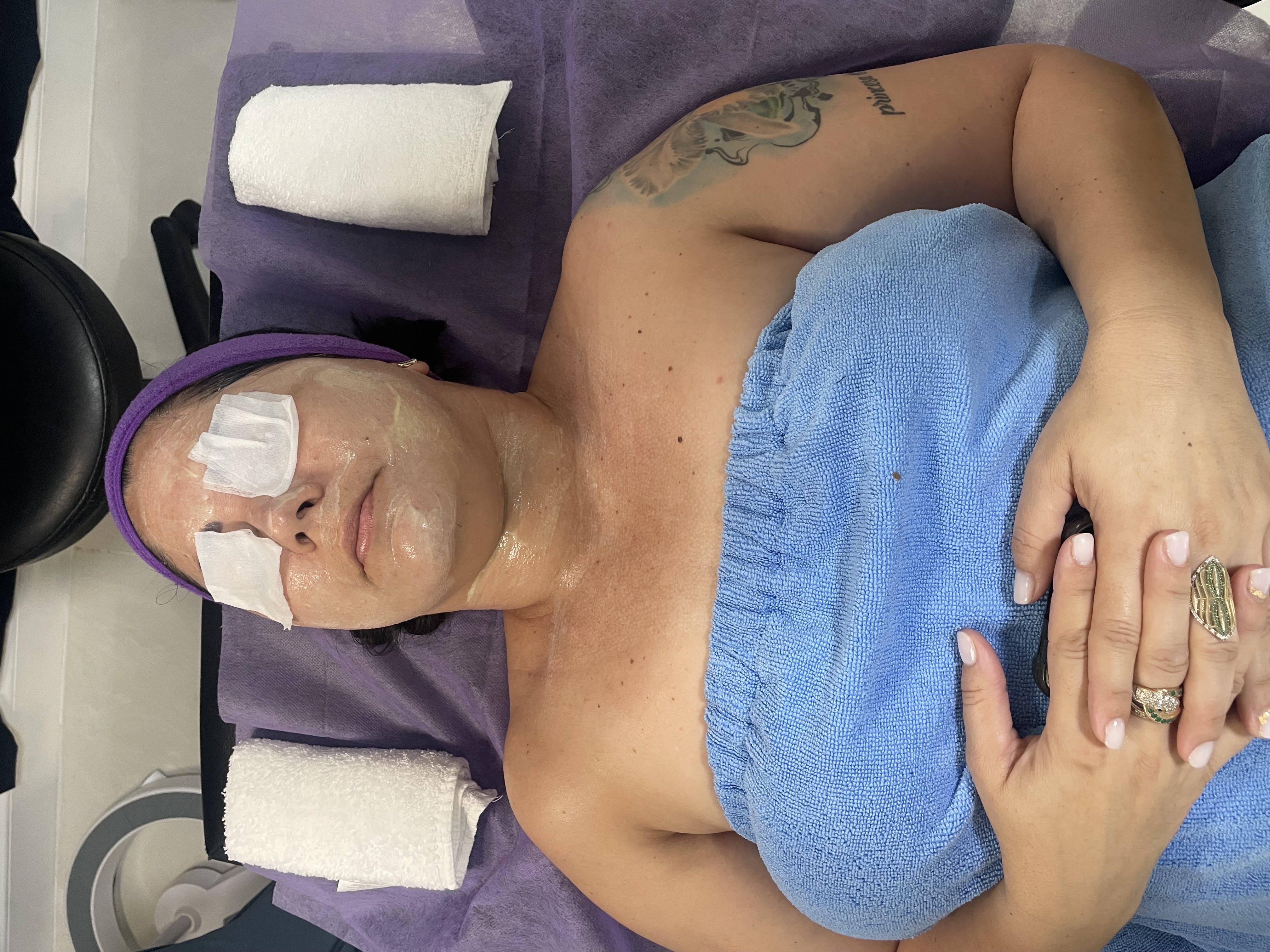 Image of Cuida tu piel con un limpieza facial y luce unas hermosas uñas in Miami