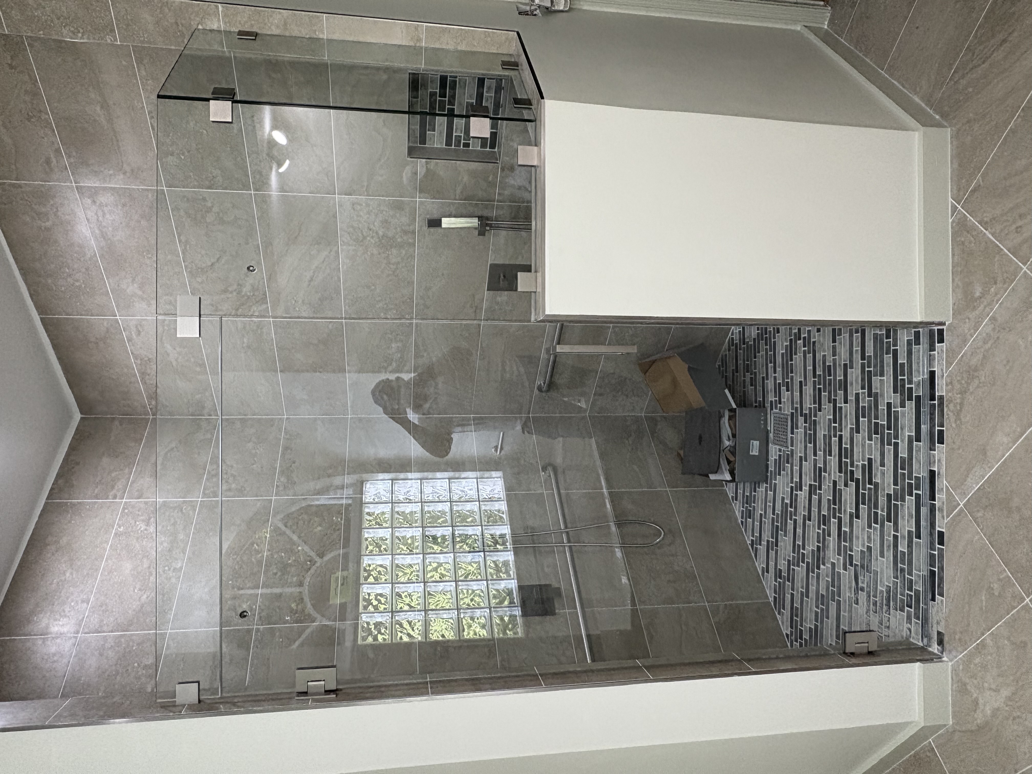 Image of PUERTAS DE CRISTAL PARA TU BAÑO/ SHOWER DOOR in Miami
