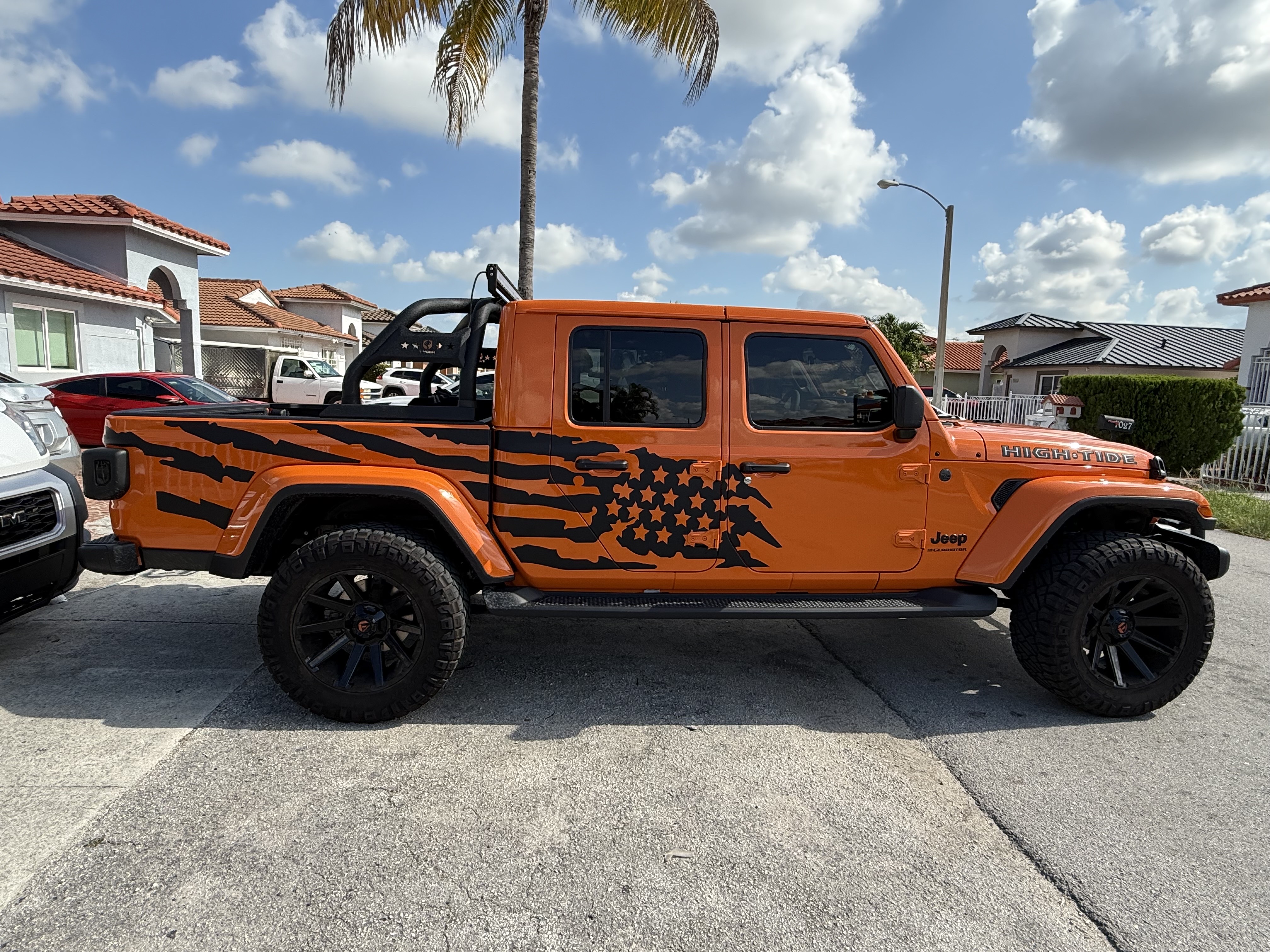 Image of Transformamos tu marca con wraps en vehículos, carteles, tarjetas y pullovers personalizados. in Hialeah
