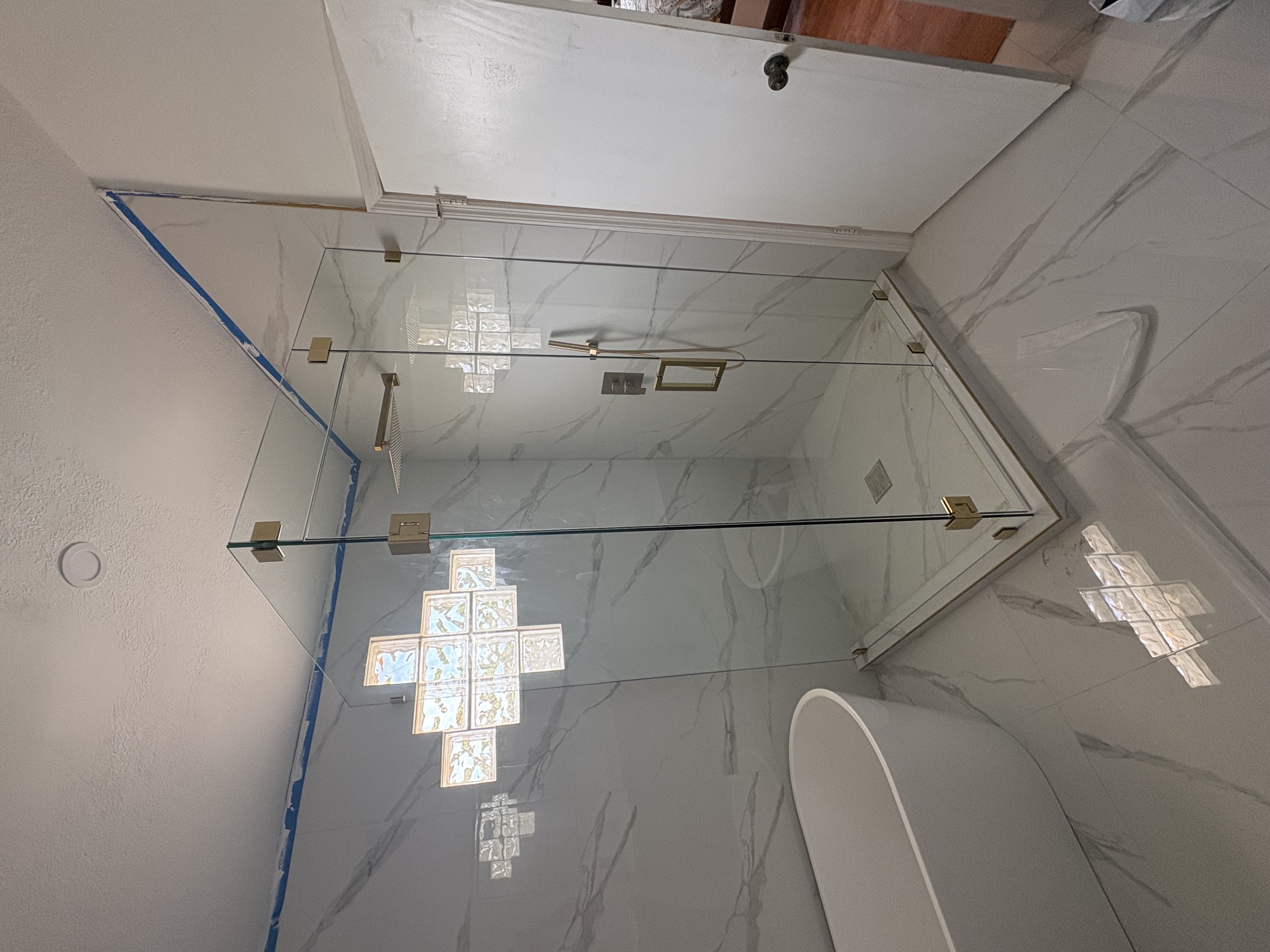 Image of PUERTAS DE CRISTAL PARA TU BAÑO/ SHOWER DOOR in Miami